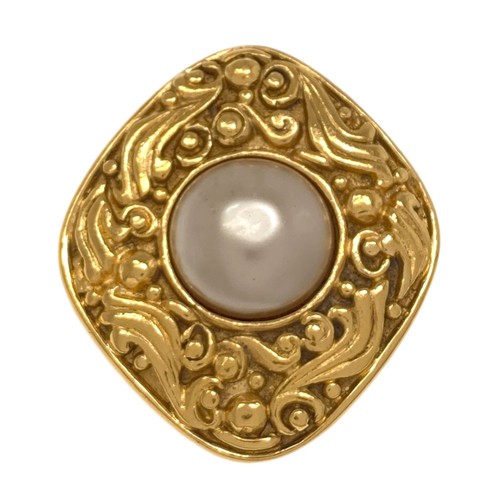 Chanel fake pearl brooch - fake,