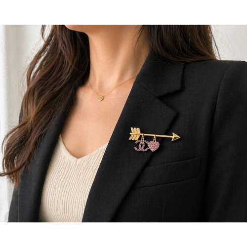 Chanel 2002 arrow brooch gold - chanel,