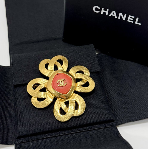 Chanel brooch pink - brooch,