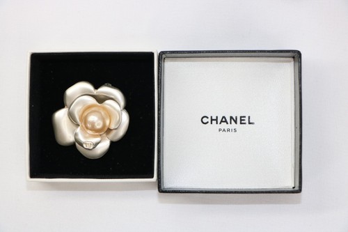 Chanel 00t camellia faux pearl - camellia,