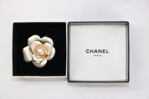 Chanel 00t camellia faux pearl - faux,