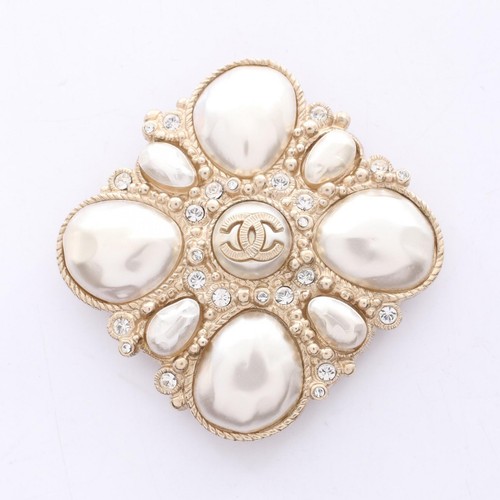Chanel square b12c brooch - chanel,